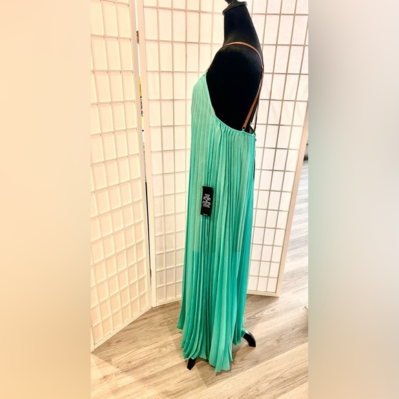 BCBG pleated BRYNNA dress NWT size M - Picture 2 of 4